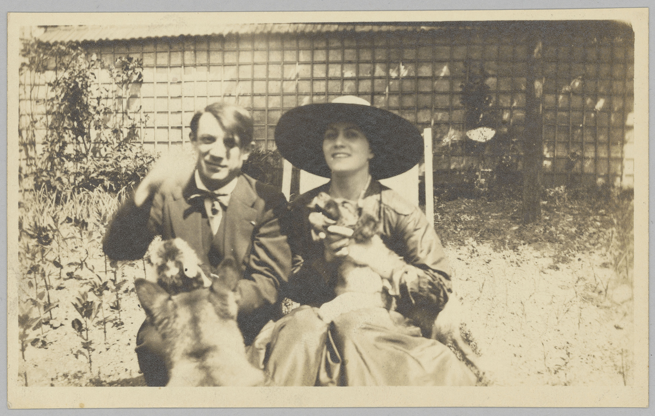 Anonyme - Pablo Picasso et Olga Khokhlova dans un jardin - APPH3627(1) - 17-501594